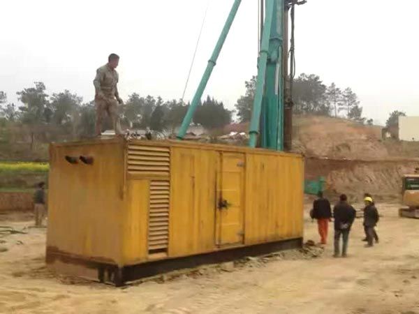 青冈如何判断水冷式机油散热器密封件是否需要更换？